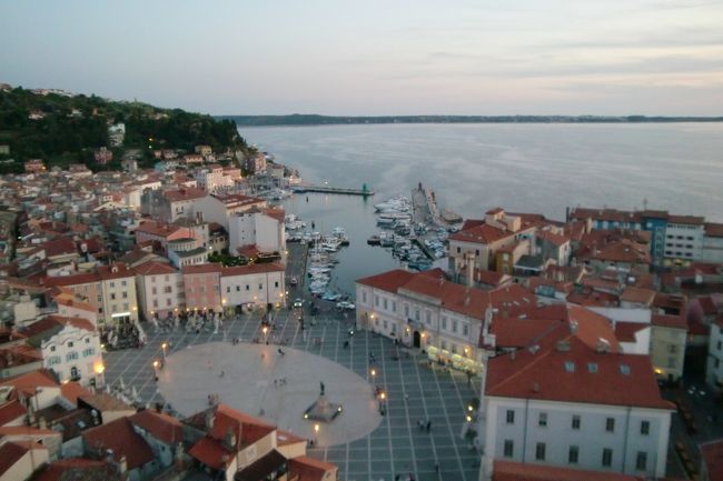 スロベニアのピランです。<br /><br />だ〜いぶツーリスティックになってるフランス、イタリアあるいはクロアチアに比べてもまだまだローカルな雰囲気の強く残る街です。<br />しかも、街の端から端まであるいても15分ぐらい！<br />それでいて、海に沈む夕陽と夜がとってもきれいな港町です。<br /><br />こじんまりとした港町でのんびりしたいなら、とってもオススメです！