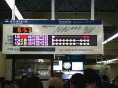 この時間でもモノレール浜松町駅は混雑しています