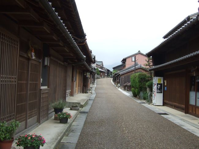 旧東海道　関宿に行きました。JR琵琶湖線、草津から草津線で柘植へ、柘植で関西本線に乗り換え。関へ。江戸時代から時間が止まった街道、関は想像以上にすばらしい町並みでした。1.8キロも続いた歴史的建物郡は日本でもここだけかと思います。<br />友人と「明かりが灯った夕暮れ時に歩きたいね」と言いながら帰りました。次に、隣の亀山宿に行きましたがここの旧東海道は、ほとんど新しい家に建て替えられて宿場跡の名札だけが掛けられていました。