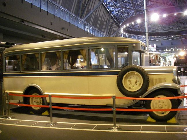 2007年10月にオープンしたばかり。<br />豊富な展示物だけでなく、運転シミュレータ、ミニ運転列車、ラーニングゾーンのさまざまな装置など、いろんな体験もできるテーマパークみたいな博物館です。<br /><br />アクセスは、JR大宮駅でニューシャトルに乗換え、一つ目の鉄道博物館駅で下車し、徒歩数分。<br /><br />開館時間は10時~18時、毎週火曜と12月29日~1月1日は休館。<br />入館料は、大人1000円、小中高生500円、幼児200円。<br />SuicaやPASMOなどのICカードで支払いOKです。<br /><br />鉄道には詳しくないのですが、それなりに長く生きて来たので、懐かしいものに出会えると嬉しくなってしまいます。