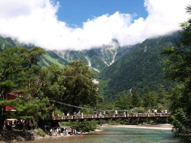 すっかり恒例になった、夏休みの上高地散策。<br />今年も晴天に恵まれて、爽やかな3日間を過ごしてきました。<br />朝もやのゆったりした時の流れとキラッと差し込む陽光のコントラストに自然の幅の広さを感じました。<br />そんな中からもっともポピュラーな散策コース「大正池～河童橋」を振り返ります。