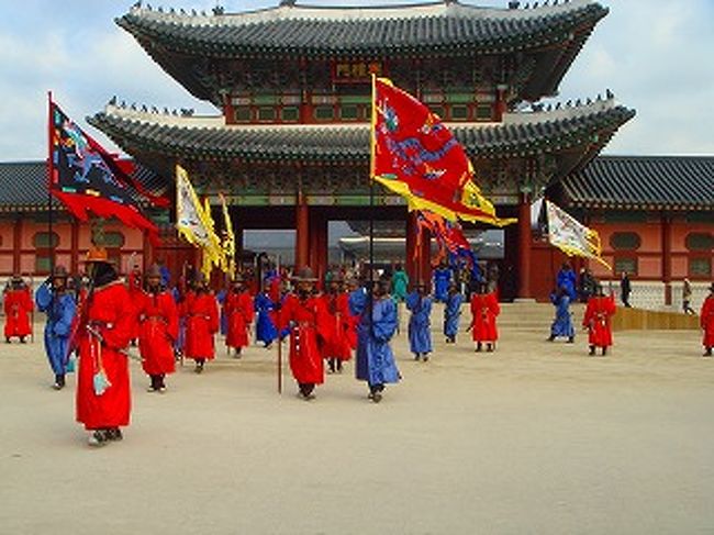 1.ソウル便は大繁盛だ！<br /><br />昨年、正月を迎えてからソウルへ行きませんか？<br />１泊２日で19000円ですよ！とのお誘いを受けた。<br />行きましょうよ！　と即答した厳寒のソウル1泊2日のたびが始まった。<br />セントレアを9:40分飛び立つKOREAN　AIRだ。厳寒の韓国、正月明け多分飛行機も閑散としているのだろう？と思いながら早朝、空港に向かった。<br />予約した駐車スペースはやはりガラガラの様だ。<br />しかし<br />チケットを受け取って手荷物のチェックインカウンターへ向かうと、まだ2時間以上前なのに、長蛇の列並みの人数ではない。<br />B-747-400　ジャンボ機が満席で、ビックリ！<br />ソウルへの旅行者は不況知らずだ、円高・ウオン安のお蔭でしょうね。<br /><br />2時間ほどのフライトを終えてインチョン空港へ到着、ロッテ観光のガイドさんが迎えてくれた。我々のツアーはホテル送り迎えまでのフリーPACKだが、中年夫婦1組と若い2人連れのお嬢さんと私たち2人の計6人のグループだ。<br />まず義務付？けられている免税店への入場からソウルの観光が展開した。<br />東和DFSは日本人買い物客でゴッタ返していた。特にBBクリームと書いた特設売り場は人だかりが凄い。<br />僕も頭を突っ込んでみる。話題のETUDE HOUSE(エチュードハウス)のBBクリームを奪い合って購入しているようだ。直ぐに売り切れですとの紙切れが張り出された。<br />日本人達は、残念といって・・・他の化粧品を買いあさっていた。<br />僕もハンドクリームをお土産に買った。<br />