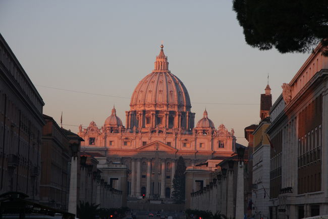 今回は各都市でとにかく早起きして朝焼けのイタリアを撮影すること。<br /><br />特に年末年始のイタリアはどこもクリスマスバカンスで人の洪水！ゆっくり写真も撮れない（涙）<br /><br />建物のライトアップを撮ろうにも必ず人が入る始末・・・<br />これじゃ、ゆっくり写真も撮れないし、何よりゆっくり教会の外観や街並みも見て歩けない！<br /><br />と思いついたのが毎日ホテル５時出発計画！<br /><br />夕焼けと朝焼けの空の色って同じような感じで微妙に違う。これから一日が始まるやわらかいピンク色からだんだんと青空が広がっていく様は夕焼けのだんだんダークな色に変わっていく色に比べると色彩が豊か。<br />ライトアップは人工的に作られたものだけれども、朝の風景は毎日全く違うはず・・・<br /><br />空気が澄んでいているのが朝散歩の一番の醍醐味かも？