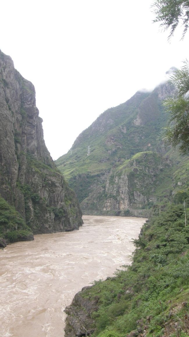 「三江流域」は雲南省の西北部の横断山脈地域で金沙江、&amp;amp;#28572;滄江、怒江三本の大川が並行的に流れるところです。自然の多様化と少数民族文化の多様化として、世界遺産に入選されたのです。その範囲はディチン・チベット自治州、麗江市、怒江リス族自治州、大理ペー族自治州などのところを含みます。2009年8月中旬に三江併流地域の核心部へ行ってきました。コースは下記通りです：昆明ー大理ー六庫ー高黎貢山（濾水県部分）ー片馬ー六庫ー福貢ー貢山ー丙中洛ー高黎貢山（貢山県部分）ー六庫ー蘭坪ー通甸ー維西ー新主ー石鼓ー沙渓ー漾&amp;amp;#28638;ー昆明。上記コースについて、「自然と文化の旅」というサイトの紀行文にいろいろ紹介いたしましたが、この４travelのブロクに主に旅の写真を掲載させていただきます。