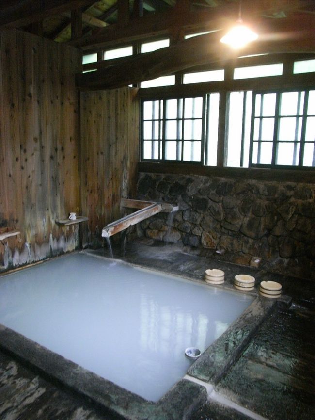 山の宿の旅行記が長くなったので鶴の湯でもう一つ旅行記を作ることにしました。<br /><br />秘湯　鶴の湯温泉はやっぱり一度は入るべき温泉だなぁ～としみじみ感じるイイ湯でした（*＾＾*）<br /><br /><br />≪ ３日目の行程 ≫<br /><br />横手物産館→「出端屋」昼食（横手焼きそば）→かまくらミュージアム→田沢湖→<br />「山のはちみつ屋」→「蟹場温泉」立ち寄り湯→宿泊「鶴の湯　山の宿」<br /><br /><br />※今回は長旅となったのでダイジェストも作りました！<br />　　よろしければこちらも御覧ください。<br /><br />http://4travel.jp/traveler/sumiyosi/album/10367761/<br />