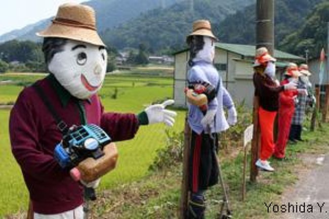 山梨県韮崎市で開催された「円野町かかし祭り」の写真です。