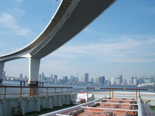 　　東京でのわずかな時間、一日目は「ゆりかもめ」の一日乗車券を使って、二日目は「お台場・有明ぐるり切符」を使ってウォーターフロント・エリアを楽しみました。 <br /> 暖かい日で、水の上は気持ちよく快適でした。海から見る臨海副都心は、様々なビルが林立し、きれいでした。東京のパレットタウンでは子供に帰って思いっきり遊んできました。楽しかったです。 <br /> <br />