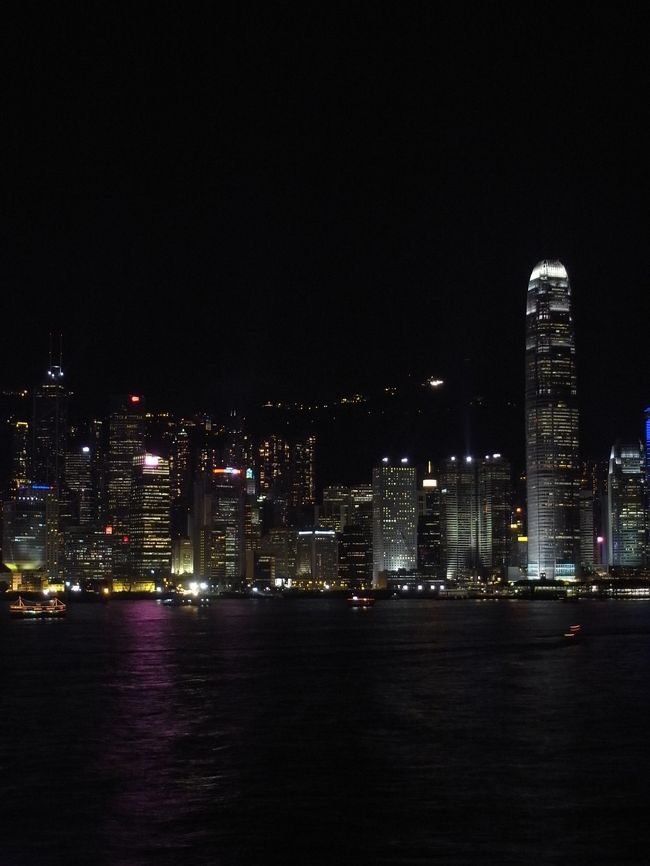 ３泊４日の香港旅行〜♪<br />初日、ホテルへ到着後、目的の1つである、<br />「印鑑」を作りにペニンシュラホテルに向かいます。<br />そして、念願のヴィクトリア湾のシンフォニーライツを<br />インターコンチネンタル香港のお部屋から眺めます。<br /><br />『す・て・き〜♪』<br /><br />ディナーはトラベラーのsaikai99さんにご紹介頂いた<br />レストランに行きます。<br /><br />----------<br />■日程：<br />◇8/27(木)<br />　成田⇒香港到着後、インターコンチネンタルホテル香港へ。<br />　ペニンシュラホテルで印鑑をオーダ〜♪<br />　インターコンチのハーバViewスイートから夜景を観賞。<br />　広東料理「明閣」へディナ〜。<br />◇8/28(金)<br />　パンダクッキーを探しに！<br />　「翠園」で飲茶を〜♪<br />　インターコンチ「I-SPA」でマッサージ〜♪<br />　ラウンジで夜景を・・その後事件が・・(笑)<br />◇8/29(土)<br />　スターフェリーで香港島へ。<br />　ヴィクトリアピークへ。<br />　粥麺專家「正斗」でワンタン麺を〜♪<br />　インターコンチのジャグジーからヴィクトリア湾を臨む。<br />　ホテルで北京ダックを・・のハズが事件が・・・。<br />◇8/30(日)<br />　日本へ帰国〜♪<br /><br />★∴-∵-*-∵-∴☆∴:*★*:∴☆∴-∵-*-∵-∴★<br />■この旅行記は【香港・香港♪】のVol.2です！<br /><br />◇【香港･香港♪】Vol1:インターコンチ香港「ハーバービュースイート」からヴィクトリア湾を〜♪<br />http://4travel.jp/traveler/marimari/album/10373067/<br />◆【香港･香港♪】Vol2:お部屋から夜景を♪★ディナーは「明閣」へ♪<br />http://4travel.jp/traveler/marimari/album/10374422/<br />◇【香港･香港♪】Vol3:飲茶「翠園」yum yum♪★インターコンチ「I-SPA」でスパ体験♪<br />http://4travel.jp/traveler/marimari/album/10374912/<br />◇【香港･香港♪】Vol4:★一押し!!粥麺專家「正斗」♪★インターコンチでジャグジーを〜♪<br />http://4travel.jp/traveler/marimari/album/10377863/<br />◇【香港･香港♪】Vol5:★帰国★<br />http://4travel.jp/traveler/marimari/album/10386223/<br /><br />----------<br />■広東料理レストラン「明閣」の予約について<br />「明閣」はランガムプレイスホテルの中にありますので、<br />ホテルのWebからメールしました。<br />http://hongkong.langhamplacehotels.com/japan/dining/hong_kong_restaurants.htm<br /><br />予約は日本語と英語を併記して送ると、<br />英語で返事が来ました。(笑)<br /><br />----------<br />◇自分のためのメモ：<br />予約で送ったメール（Please excuse for my poor English.)<br /><br />Dear Sir/Madam,<br /><br />I would like to make a reservation for a dinner for two person at your restaurant &#39;Ming Court&#39;.<br />One of my friends strongly recommended me to try your excellent food and sevice.<br /><br />Date: 9:00 p.m. on Thursday, August 27, 2009<br />Number of person: two(2)<br />Name: Mai Mai<br /><br />We are going to stay the InterContinental Hong Kong from August 27-31.<br />My cell phone number is (+81)-90-XXXX-XXXX and you can call me during my stay in Japan and Hong Kong. <br /><br />Will you send me a confirmation e-mail of my reservation in English or Japanese?<br />Thank you very much for your cooperation. <br /><br />Looking forward to having a dinner at your restaurant.<br /><br />Mai <br />Email: mai@email <br />