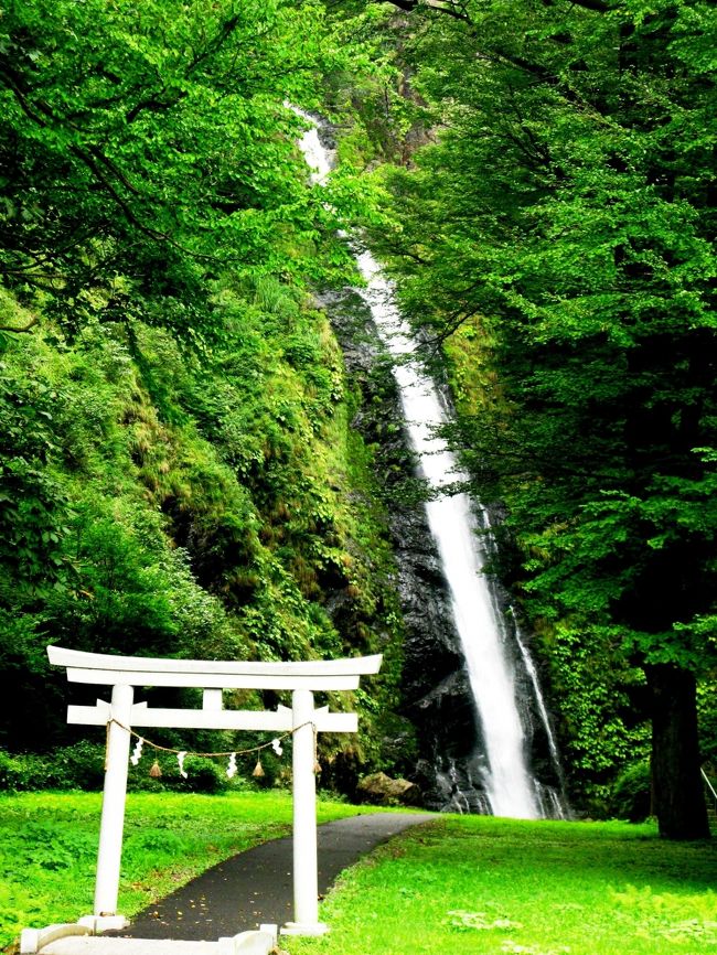  高さ７０ｍ、幅４ｍで３段になり豪快に流れ落ちる滝。滝の四方を山々に囲まれた林の中にあり、真夏でも肌寒いほどです。日本カモシカも付近に生息し、時々姿を見かけることができます。滝壷の前の大岩の上には水神社が祀られ、高竜神を祭神としていることから、昔から滝を汚すと竜が大雨を降らすという伝説が伝わっています。<br />（http://www.city.itoigawa.niigata.jp/cgi-bin/odb-get.exe?WIT_template=AC020000&amp;amp;WIT_oid=icityv2::Contents::1286　より引用）<br /><br />糸魚川市の観光については・・<br />http://www.nunagawa.ne.jp/<br /><br />