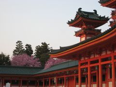 平安神宮の八重紅枝垂桜を愛で、東山を歩いて