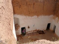 stu09マトマタの1000年前から続くベルベル人の穴居住宅でミントティーの歓迎 in 南部チュニジア