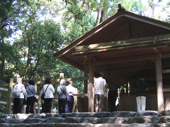 「神宮」というのが正式な名称です。<br />参拝するときは「二拝二拍手一拝」というのが一般の作法です。<br /><br />伊勢神宮は日本の総氏神。森を歩けば神域の清々しさ、御殿の簡潔な美しさに魅せられる。<br /><br /><br />画像は内宮第一の別宮荒祭宮で参拝する人々。<br />お話をする機会を得、その謙虚な話口、ひたむきな姿勢に心が洗われる思いがした。<br /><br />