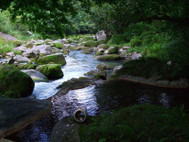 妙見温泉・石原荘。<br />http://www.m-ishiharaso.com/<br /><br />石原荘は三度目の訪問ですが、まだ一度も宿泊したことはありません。（風遊にはちょっと高級）<br />新川渓谷に流れる天降川（おもりがわ）には温泉が至る所で自然自墳しています。「温泉は生きものだから、なるべく自然のままで」をモットーに、「椋の木野天風呂」では小鳥のさえずりや川の瀬音に耳を傾けながら、川風に浸りながらの野天風呂は至福の至りです。自然に体を預けられる名旅館・石原荘です。<br /><br />風遊お気に入りの野天風呂の一つです。<br /><br />2004”10月の鹿児島旅行<br />http://4travel.jp/traveler/abc619/album/10231004/<br />2003”5月の周辺の旅行記<br />http://4travel.jp/traveler/abc619/album/10235155/<br />