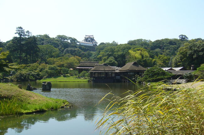 秋の気配が漂う、湖東、湖北方面は、織田信長が天下統一の象徴として建てた「安土城」、豊臣秀吉の出世城であった「長浜城」、石田光成の居城であった「佐和山城」、そして関が原の戦いの後、井伊家が建てた「彦根城」と、時代の変遷が詰まっていて、それに「温泉」と「水郷めぐり」と「スイーツ」を加えた旅を楽しんできました。<br />1日目：彦根駅集合〜「彦根城」〜井伊直弼の「埋木舎」〜（昼食）名物親子丼〜長浜「黒壁スクエア」〜尾上温泉「紅鮎」泊<br />2日目：「近江八幡水郷めぐり」〜「日牟礼八幡宮」〜八幡山「村雲御所瑞龍寺」〜たねや「クラブハリエ」〜近江八幡駅解散<br /><br />「彦根城」は、徳川幕府の筆頭大名として260年続き、35万石の勢いを持っていた井伊家の居城で、ちょうど、「築城400年」（1607年から）が終わり、今は「井伊直弼・開国150年祭」（1860年から）が開催中です。<br />内堀の白鳥、外堀の黒鳥が優雅に泳ぐ.立派な二重のお堀と、どっしりとした石垣の上にそびえる三層白亜の天守閣は、流石に彦根が誇る国宝だけのことはあります。<br />「武士の一分」や「大奥」などの映画ロケが行われていて、姫路城は江戸城、彦根城は無名の小城という設定でよく使われるそうです。苦労して登った天守閣からの琵琶湖は絶景です。<br /><br />「玄宮園」（げんきゅうえん）は、近江八景を模してつくられたという池泉回遊式の大名庭園で、彦根城を借景として舟遊びも出来る優雅な景観です。兼六園や偕楽園、後楽園にも勝るとも劣らずで、もっとＰＲすればいいのにと思います。<br /><br />「埋木舎」（うもれぎのや）は、井伊直弼が青春時代を過ごしたところで、徳川幕府の大老として開国の父となった才能はここで培われたらしい。<br />日本の開国を決断し、安政の大獄を仕掛け、桜田門外の変で暗殺された歴史的役割は大きいですが、目的の為には手段を選ばずという印象はぬぐえません。<br />その一端を垣間見るのが船橋聖一の「花の生涯」に出てくる「村山たか女」の墓がある京都の「金福寺」です。→http://4travel.jp/traveler/bach-/album/10242707/<br />たか女はここで直弼の愛人となり、井伊大老の開国政策を助けるため、隠密として京都で尊王の志士の動向を探り、安政の大獄の手助けをして、直弼が暗殺されると捕まりさらし者にされた後、出家して「金福寺」で晩年を送っています。<br />歴史を読むのは面白いものです。<br /><br />「長浜城」は豊臣秀吉がこの地で初めて一国一城の大名となって築城し、ここから太閤秀吉にまで登りつめた原点のところです。<br />「長浜」が近年有名になったのは、秀吉の時代の城下町に始まり、北国街道の宿場町として栄えた伝統を受け継いだ「まちづくり」をしたことです。<br />昭和63年に江戸時代の面影を残す古い街並みを生かし、これに新たにガラス文化を融合して、賑やかな町並みを取り戻した成功例として紹介されています。<br /><br />今宵の宿は琵琶湖の奥座敷尾上温泉で、「プロが選ぶ日本旅館１００選」に選ばれた純和風の宿「紅鮎」です。<br />「竹生島」が目の前に見え、全館畳敷きの廊下と全室客室温泉露天風呂付きという何とも贅沢なスローライフです。<br /><br /><br /><br />