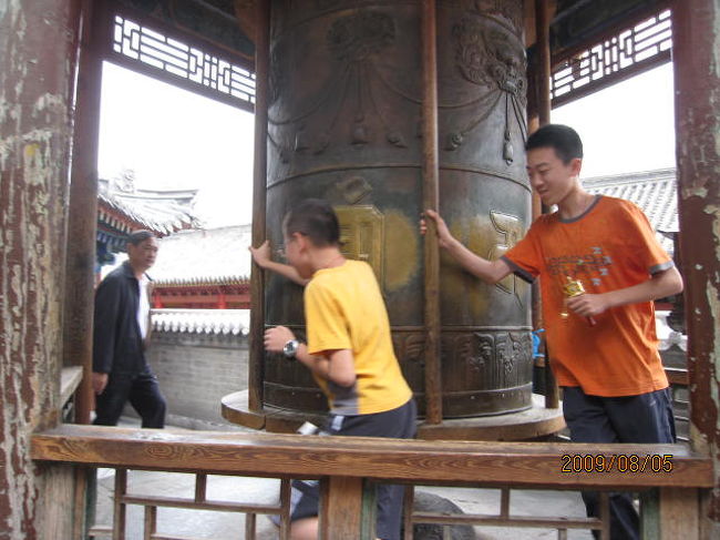 先にも触れたが、この「白塔」は「塔院寺」という名前の大きなラマ寺の中にあり、境内には大きな法輪もあって、人々はその法輪を順番に回していている。<br /><br />僕も中国人の真似をして法輪を回す。回し方は時計回りで、逆回転であってはならない。毎日大勢の人が回しているのか、輪の回りはスムーズで、殆ど力を掛けずに回転する。<br /><br />その法輪の奥には、この「白塔」の基礎の部分を建物で覆い、その四周に又小さな法輪を備え、人々は白塔をぐるりと回れるようにして、法輪を回している。<br /><br />１辺の長さが約２０ｍ位。その１辺に多分２７個の小法輪があると思われ、四辺を合計すると１０８個。日本の除夜の鐘と同じで、人々は煩悩を振り払うべく法輪を回し、四周を回る。<br /><br />その奥には又「文殊殿」があり、今将にラマ僧がお経を上げているところであり、日本の仏教のお経とどことなく似た抑揚だ。違うところと言えば、大きなホルン（大法螺貝）で、形も音も、丁度スイス・アルプスのホルンと似ていて、どういう繋がりがあるのか、無いのか不明だが、興味深いものだった。<br /><br />