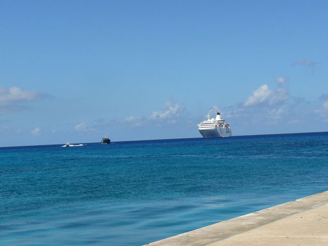 ケイマン諸島ジョージタウンです。<br /><br />ここは、海が本当にきれい！！！！<br />思わず船から身を乗り出してしまうほど！！<br /><br />また行きたい所です。