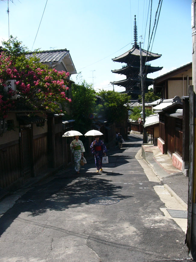 京都の好きな僕は、何かの理由を付けては京都に行きます。<br />静岡からだと、高速道路を使い車で３時間ほどで着く距離です。<br /><br />今回は、娘が大阪の専門学校へ体験入学する機会に合わせて、女房と京都をぶらつくことにしました。<br /><br />目的もなく町並みを見ながら歩くのは、２人とも好きで、普段はあまり行かない（清水寺）や（祇園界隈）を歩くことにしました。<br /><br />車の駐車場に困るのですが、今回は京都地方裁判所の近くにある１日1000円の駐車場に車を入れ、１日楽しむことにしました。<br /><br />錦市場をスタート地にして、寺町通りを三条へ向かい、そこから先斗町を抜け、祇園の花見小路へ行きました。<br />建仁寺の脇を通り、安井金比羅へ行きました。<br />此処で有名な縁切り縁結びの形代を通り抜け、八坂の塔へ・・・・<br /><br />八坂の塔から清水寺へ向かい、茶碗坂を通り五条通りへ・・・<br />丁度五条陶器市が開かれていて、ブラブラと見ながら歩き、次に六道珍皇寺へ行き、また錦市場に戻るというコースです。<br /><br />オ・グルニエ・ドールという洋菓子屋さんに寄って、喫茶室でケーキを頂き、美味しかったので家に帰ってから食べるために買いました・・・。
