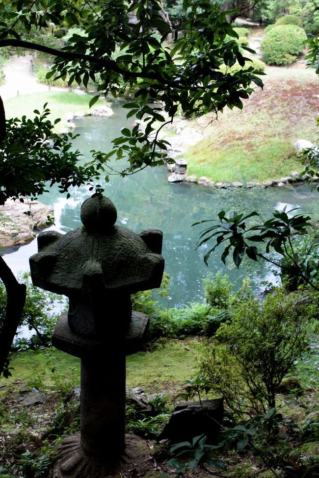 知恩院の北にうる青蓮院門跡へと行ってきました。<br />門跡寺院特有の，御殿のような趣を持った，上品な雰囲気を味わってきました。<br /><br />青蓮院門跡HP<br />http://www.shorenin.com/<br /><br />この旅行記のダイジェスト版はこちらです。<br />京の夏の旅2009 東山清水・祇園めぐり<br />http://4travel.jp/traveler/uenana/album/10374677/ <br /><br />