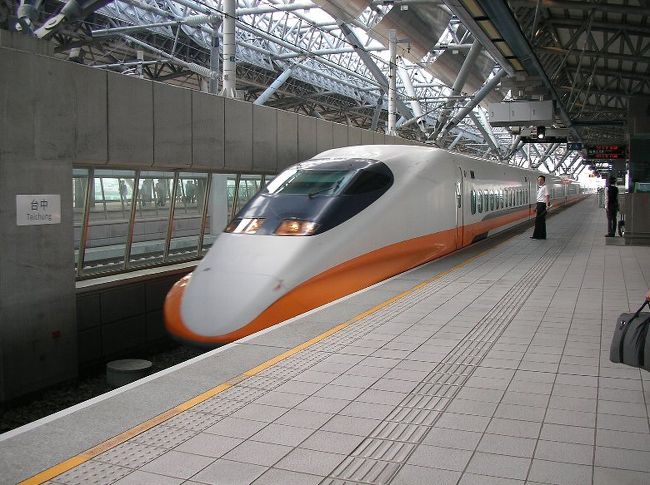 　2009年の8月上旬、家族を実家に先に帰省させた後、鉄道やバスを使っての台湾一周旅行を企み、家族に内緒で飛行機や宿の予約をしていました。<br />　ところが出発前日になって、台風８号が台湾に接近し、予約していたキャセイ便が欠航になってしまいました。別の日に振り替えようにも８月の繁忙期。満席続きでどうしようもなく、泣く泣く旅行自体をキャンセルに…。<br />　仮に飛行機が飛んだとしても、台風のせいでまともに移動すらできなかったとは思うし、被害に遭った多くの人の事を考えると、旅行のキャンセル程度はどうってことはありませんが…。<br /><br />　しかし、やはり台湾に行きたい！ということで、今度は正直に家族の許しをもらい、土日に有給休暇１日を加えた３日間で出かけることにしました。<br />　日程も３日間に短縮され、鉄道もいまだに不通区間があるので、台湾一周は諦めて台湾西部をバスと鉄道で旅することにしました。