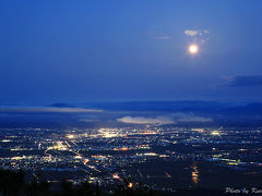 『夜景１００選』　越後平野、日本海が一望。弥彦山（やひこやま）からみる夜景　/　新潟県長岡市・弥彦村　弥彦山スカイライン（日本百名道）