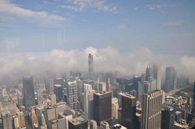 乗継時間を利用してシカゴ・ダウンタウンを散策し、世界第３位の高さを誇る「シアーズタワー」に昇ってきました。<br />町全体がまるで建築物のギャラリーのようでした。