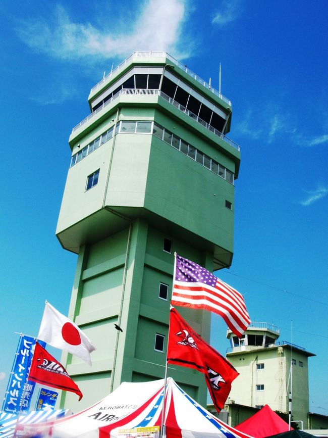 百里基地は関東エリアで唯一の戦闘航空部隊の基地であり、第7航空団のF-15J戦闘機および偵察航空隊のRF-4E/EJ偵察機が展開している。<br />航空祭では、F-15Jによる高機動飛行のほか、地元偵察航空隊のRF-4E/EJファントムが超低空高速進入で会場の写真を上空から撮影、着陸後現像され会場に掲示するデモンストレーションも行われる。毎年恒例でブルーインパルスの飛行展示が行われる。<br /><br />≪百里基地 イベント開催日時≫<br />2009年9月13日（日）9:00-14:30<br />≪どんな飛行機が見られる？≫<br />【飛行展示予定】F-15J、UH-60J、U-125A、ブルーインパルス<br />【地上展示予定】陸海空自衛隊より多数飛来予定。米軍機飛来も多い　　(下記より引用)<br /><br />2009航空ショーについては・・<br />http://blog.hikoki-club.jp/200708/article_3.html<br /><br />航空自衛隊百里基地については・・<br />http://www.mod.go.jp/asdf/hyakuri/<br /><br />航空自衛隊の主要装備については・・<br />http://www.mod.go.jp/asdf/equipment/08_t4blue.html<br />
