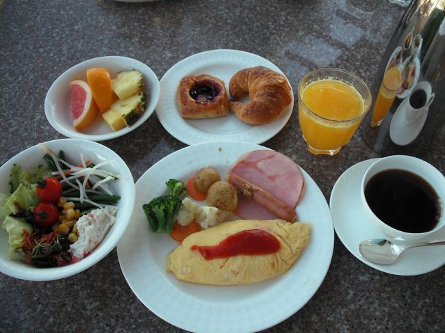 ビーチリゾートでは海を眺めながら優雅に食事をするのが何よりの楽しみである。ルネッサンスリゾート・オキナワでは、ほとんどのレストランは海に面し朝食も昼食もビュッフェが多い。「私のわがままBreakfast」というサービスがあり、お客は朝食レストランを食べ歩いてもいい。日本料理レストランで和定食を食べてからビーチサイドレストランでビュッフェの朝食も味わうこともできる。さらに、サビークラブのメンバーは昼食も無料で昼食レストランを食べ歩くこともできる。ルネッサンスリゾート・オキナワではお客のわがままな要望を十分満たしてくれる。<br /><br />私のホームページ『第二の人生を豊かに―ライター舟橋栄二のホームページ―』に旅行記多数あり。<br />(新刊『夢の豪華客船クルーズの旅』案内あり)<br />http://www.e-funahashi.jp/<br /><br /><br /><br /><br />
