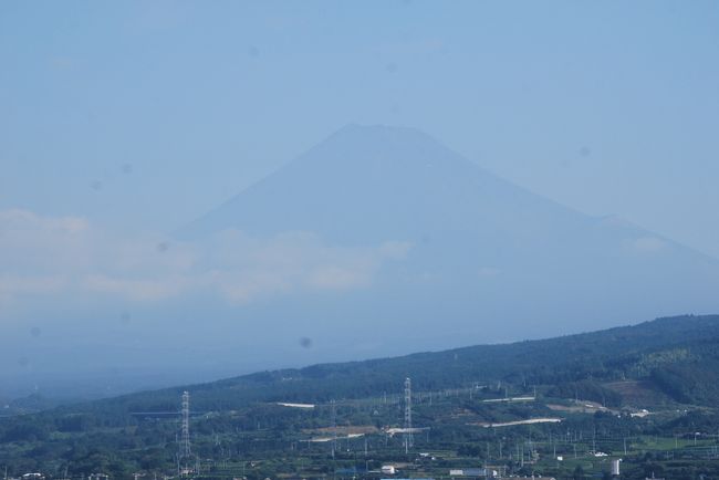 ９月１７日、大阪への日帰出張で東京駅午前７時２０分発の「のぞみ号」に乗車した。　天気も良かったのでデジタルカメラを持参した。<br />富士山は平塚付近から薄っすらとした夏富士の陰を見ることが出来たので三島より撮影出来ると期待された。<br />いざ、三島付近に来ると富士山の陰が薄くてピントが合いにくい(ピントが合う時間が掛かりすぎる)というトラブルが発生し、撮影出来た枚数は少なかった。<br /><br /><br /><br />＊写真は三島〜新富士間で出見られた富士山