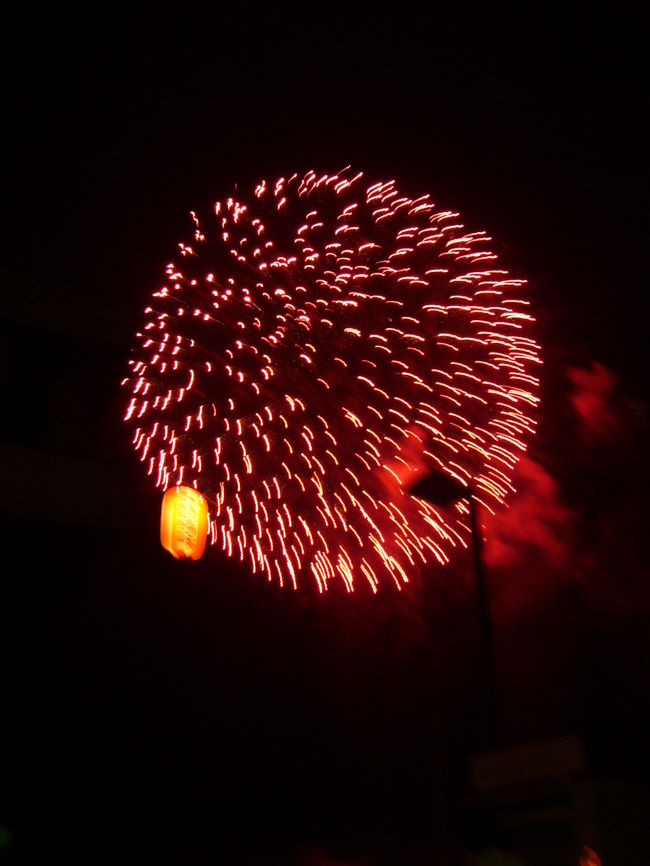 秋神高原から戻り　夜は　久々野の夏祭りに出かけました<br /><br />こじんまりしたお祭りで　祭りの最後に上がる花火は　間近で観ることが出来とても綺麗でした