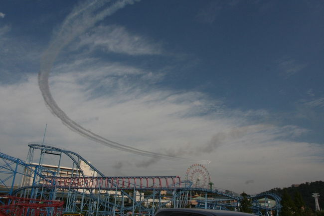 今年の浜松基地祭で<br />アメリカ空軍のサンダーバーズが飛ぶが<br />ブルーインパルスは競演してくれない<br />（来月１０月１７日土曜日に開催されます）<br /><br />理由は本日から開催される<br />浜松モザイカルチャー世界博2009の<br />開幕式で飛行するためです<br />普通に考えればそこでの撮影だが<br />子供を連れて行くならお隣の動物園か<br />舘山寺パルパル<br /><br />いろいろＨＰを覗いたら<br />動物園の駐車場は一般駐車禁止<br />パルパルは特別料金で入場可能<br />悩まずパルパル行きを決定したが<br />出発間際に３女がコンコンと・・・<br />ちょっと悩んだが結局連れまわす結果となりました<br /><br /><br /><br />浜松モザイカルチャー世界博2009ＨＰ<br />http://mih2009.com/index.php<br />浜名湖パルパルＨＰ<br />（いきなり音が出るので注意）<br />http://www.pal2.co.jp/