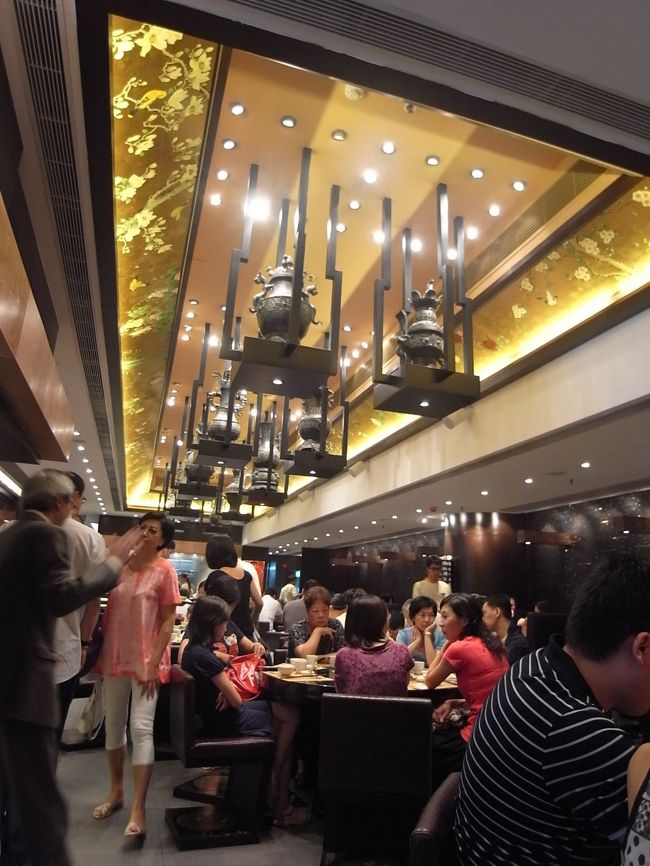 ３泊４日の香港旅行～♪<br />３日目は、スターフェリーに乗って香港島へ。<br />ヴィクトリアピークにも登って見ましょう。<br />お昼は粥麺專家「正斗」でワンタン麺を。<br />インターコンチのジャグジーも体験しなくちゃ。<br />最後の夜は、ホテルのレストランで「北京ダック」を頂きます。<br />香港を満喫できるでしょうか？<br /><br />----------<br />■日程：<br />◇8/27(木)<br />　成田⇒香港到着後、インターコンチネンタルホテル香港へ。<br />　ペニンシュラホテルで印鑑をオーダ～♪<br />　インターコンチのハーバViewスイートから夜景を観賞。<br />　広東料理「明閣」へディナ～。<br />◇8/28(金)<br />　パンダクッキーを探しに！<br />　「翠園」で飲茶を～♪<br />　インターコンチ「I-SPA」でマッサージ～♪<br />　ラウンジで夜景を・・その後事件が・・(笑)<br />◇8/29(土)<br />　スターフェリーで香港島へ。<br />　ヴィクトリアピークへ。<br />　粥麺專家「正斗」でワンタン麺を～♪<br />　インターコンチのジャグジーからヴィクトリア湾を臨む。<br />　ホテルで北京ダックを・・のハズが事件が・・・。<br />◇8/30(日)<br />　日本へ帰国～♪<br /><br />★∴-∵-*-∵-∴☆∴:*★*:∴☆∴-∵-*-∵-∴★<br />■この旅行記は【香港・香港♪】のVol.4です！<br /><br />◇【香港･香港♪】Vol1:インターコンチ香港「ハーバービュースイート」からヴィクトリア湾を～♪<br />http://4travel.jp/traveler/marimari/album/10373067/<br />◇【香港･香港♪】Vol2:お部屋から夜景を♪★ディナーは「明閣」へ♪<br />http://4travel.jp/traveler/marimari/album/10374422/<br />◇【香港･香港♪】Vol3:飲茶「翠園」yum yum♪★インターコンチ「I-SPA」でスパ体験♪<br />http://4travel.jp/traveler/marimari/album/10374912/<br />◆【香港･香港♪】Vol4:★一押し!!粥麺專家「正斗」♪★インターコンチでジャグジーを～♪<br />http://4travel.jp/traveler/marimari/album/10377863/<br />◇【香港･香港♪】Vol5:★帰国★<br />http://4travel.jp/traveler/marimari/album/10386223/<br /><br />