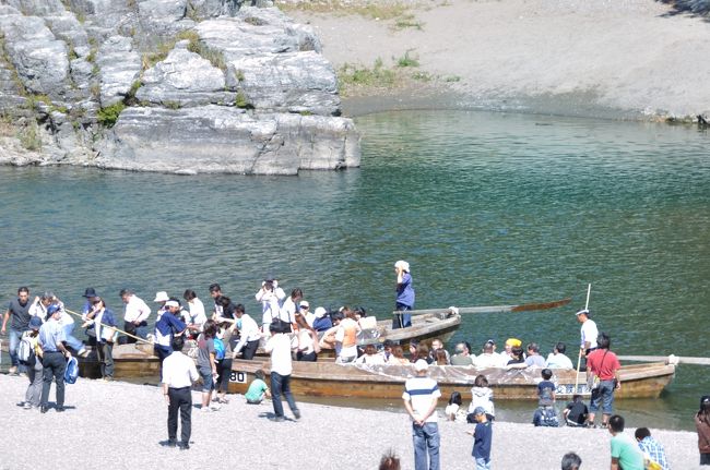 シルバーウイークの初日にお彼岸の墓参りを兼ねて、ドライブがてらにひとっ走り長瀞まで行きました。<br />連休の初日高速道路は大渋滞みたいでしたが、私は首都高速と国道17号線利用して渋滞なく行きました。<br /><br />お天気も良く乾燥していたのでとても過ごしやすかったです。ここの名所はもちろん荒川のライン下りと秋の七草寺めぐりです。<br /><br />長瀞は埼玉県の西北部、荒川の中流域に位置する景勝地で、特に国の名勝・天然記念物に指定されている”長瀞岩畳”が有名です。<br /><br />注意点<br />荒川のライン下り最中、船頭さんがこれから”急流に入ります”言ったら必ず、カメラをカバンの中に入れないと、水しぶきでカメラが壊れる可能性があります。雨天使用の防水のカメラとレンズなら問題ありませんが、普通のデジタルカメラは危険なので、なるべくならライン下り中の撮影は止めた方が無難だと思います。<br />また、かなり船が揺れるのでカメラのシャッタースピードは速めにし、レンズも手振れ防止機能付きを使用しないと、写真がブレますのでご注意を！<br />