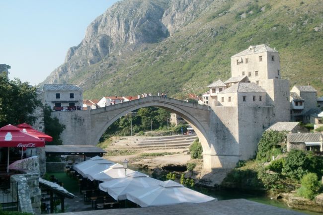 ボスニア＝ヘルツェゴヴィナのモスタルです。<br /><br />クロアチアのドブロブニクからも３.５時間ぐらいで行けるので、<br />日本からのツアーにも組み込まれていることが多くなっているようです。<br /><br />旧市街自体は小さいので、数時間もあれば十分に回れますが、<br />橋(スタリー＝モスト)がライトアップされる夜景は必見です。<br /><br />夜に到着して、翌日の昼に出発しましたが、昼と夜の両方楽しめてよかったです。