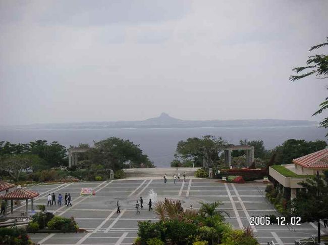 以前，沖縄の美ら海水族館の屋外プールでイルカショーを見ていたとき，ふと遠くの方に目をやると，沖の方に見える島に何やら怪しい姿が…。あれは，タワーか要塞か？それとも山なのか？その謎を解き明かすべく，この度，友人たちと弾丸ツアーを決行することにしました。