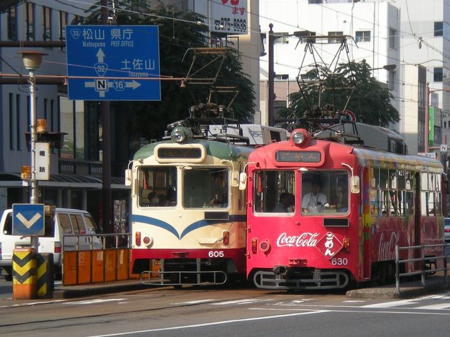 　急に決まった出張そして日帰りしか都合がつかない。そのため飛行機が取れずイレギュラーな経路選択となった。<br />　朝7：10伊丹発全日空NH1601で高知龍馬空港へ。そこからバスで高知駅。1時間の乗車待ち。高知9：52発の南風1号で土佐佐賀へ。現地滞在3時間という強行出張。15：32土佐佐賀発の南風24号で岡山経由で21時ごろ大阪に帰宅と言うもの。<br />　行きの高知での待ち時間で駅周辺を散策と楽しみもあった。帰りはガタガタ気動車独特の発動機の振動に揺られながら約4時間気動車に乗りっ放し。途中の海や大歩危小歩危の渓谷など見所も多かったが何しろ疲れた！おかげで次の日も調子が出なかった。<br />　が、気動車に揺られ岡山駅では500系の「こだま」等、鉄分大量補給となった。<br />　<br />　高知駅周辺の散策を中心とした往路編です。