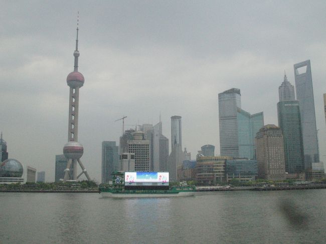 豫園からタクシーで新天地へ移動。<br />淮海中路は素敵な街でした。<br />上灘からの眺めは上海らしいところ。でもすごい混雑。人だらけでした。<br /><br /><br />