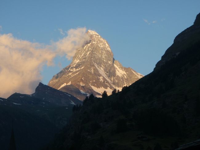 2009年7月にスイスへ一人旅してきました。<br />スイスパスでいろいろまわってみました。<br /><br />＜主な訪問場所＞<br />ルガーノ→ティラノ→クール→ツェルマット→シャモニ→グリンデルワルト→ベルン→チューリッヒ<br /><br />Part3はツェルマットでの1日観光です。<br />３大名峰の１つマッターホルンの朝焼けから見ることが出来ました。<br /><br />宿泊ホテル：<br />ツェルマット：Hotel Metropol