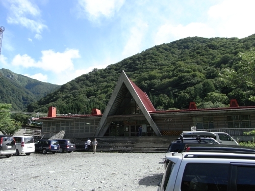 青春18切符を買ったので、日帰りツアーを検討。その中で、谷川岳へハイキングに行くことにしました。<br />興味を持った理由は、映画「クライマーズハイ」の舞台の一つだったから。<br />といっても、本格登山ではなく、ロープウェイとリフトで登ってからスタート。<br />しかし、さすがは天下の名峰。はっきり言って、しんどかったです!!・・まぁ、始発で出発したので寝ていないのも原因かな?<br /><br />【ルート:帰りは逆】<br />代々木(始発)→(山手線)→上野→(高崎線)→高崎→(上越線・水上乗換)→土合→(谷川岳ロープウェイ)→天神平→(登山)→谷川岳・トマの耳