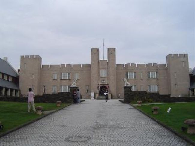 福島県の羽鳥湖の近くに中世のイギリスの村を再現した施設があります。本来は神田外語グループの英語研修施設だそうですが、一般の観光や宿泊ができるようになっています。<br />娘たちがはまったドラマ（花男、メイちゃんの執事）のロケにも使われたということで前々から行ってみたかったのでシルバーウィークに行って見ました。<br />建物がとても趣があって優雅な気分に浸ってきました。