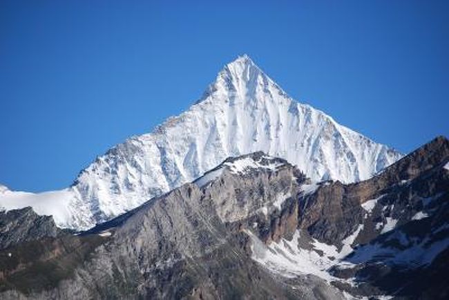 ヴァイスホルンはその名前の通り『白い角』のごとく美しい山である。標高は４５０５ｍ<br />壮大なピラミッドである。北東には白い三角形、南東と南西には雪が斑状に積もった岩壁がある。<br />此処では南東の岩壁を撮影した山容写真であるが、これらの写真だけからも急峻な面を持った山で、アルプス中最も大変な峰(今でも徒歩で３０００ｍの標高差を上らなければならない)であるということが解る。<br /><br /><br /><br />＊ヴァイスホルン<br />　２００７．７．７．に撮影したもの