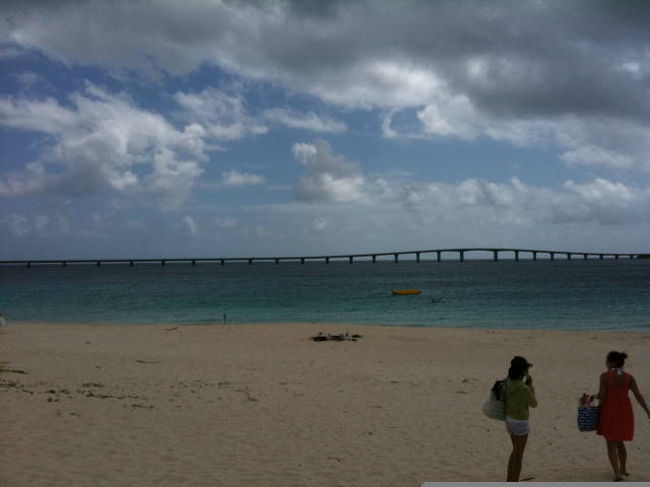 宮古島をぶらぶらしましたが、大変のどかでよい島でした。天候に恵まれたのが大きかったかな。<br />前浜ビーチは、こんなに美しい砂浜と海があるのかと絶句するほど美しかったです。ビーチが狭く仕切られていた沖縄本島と違い、広かったです。<br />