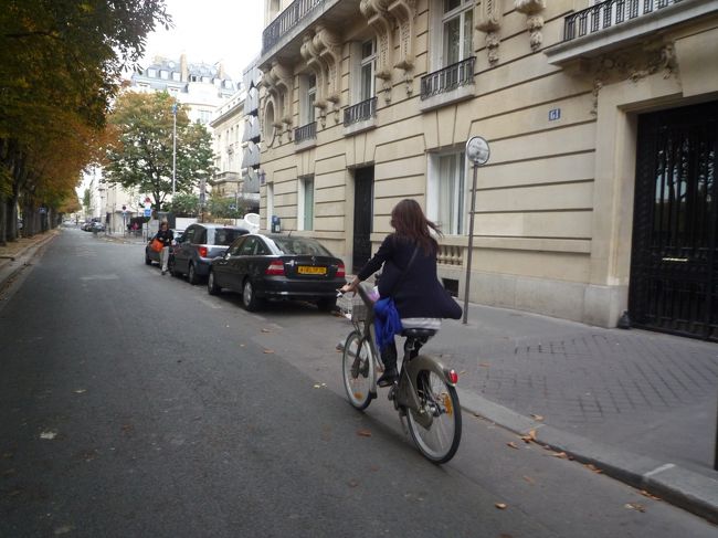 パリの街中をレンタル自転車（ヴェリブ）で大暴走！！！<br />始めは少し恐かったけど、慣れれば快適〜〜☆
