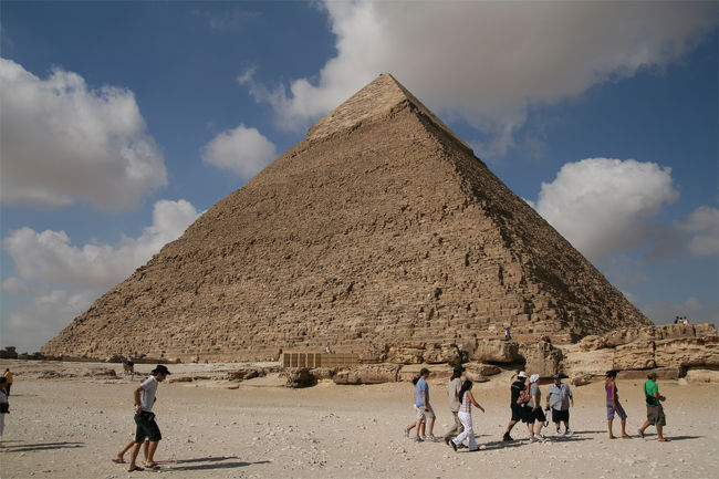 旦那と二人でエジプト10日旅行へ。<br />今回はカルナックとうエジプト航空のツアー会社に頼みました。<br />エジプト航空直行便でカイロへ。<br />シートは狭く、パーソナルテレビも無かったのでさすがに辛かったです。<br />23時に到着しメリディアン・ピラミッズホテルへ。<br />残念ながらピラミッドビューではありませんでした。<br /><br />次の日は早速三大ピラミッドへ。なんとすでにクフ王ピラミッド入場券は売り切れてしまい、<br />カフラー王のピラミッドへ入場しました。<br />その後ガイドさんの交渉で一人20ドル払いラクダへ乗りました。<br />うわさどおりとっても高く落っこちるかと思いました。<br />その後はスフィンクスへ。<br />例のケンタッキーもちゃんと見てきました。<br /><br />昼食語は考古学博物館に行きました。<br />ラメセスⅡのミイラもみました。90歳位まで生きたとは驚きですね。<br />忘れちゃいけないのはツタンカーメンの黄金のマスク。<br />テレビで見たやつだ、凄い～。<br />この頃から金の魔力に取り付かれていたのかもしれません・・・。<br />（結果は後ほど）<br /><br />夕食はホテルのバイキングでしたが、正直私の口には合いませんでした。<br />食後ホテル内をぶらぶらしていると香水ビンのお店発見。<br />ふらふらっと入って行き購入！<br />高かったです（涙）<br />つくづく値段交渉は難しいと思いました。<br /><br />次の日は午前3時ロビー集合なので早めに就寝。<br /><br />エジプト旅行②へ続く