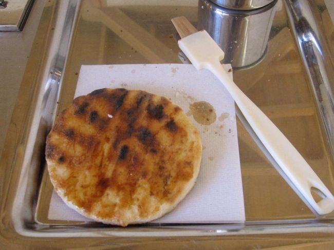 せんべい手焼体験ができる体験コーナーを併設したおせんべいのテーマパーク「草加せんべいの庭」です。2枚300円ですが、無料の券をもらったので、行ってきました。