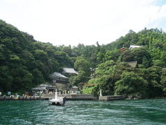 琵琶湖にぽっかり浮かぶよ竹生島