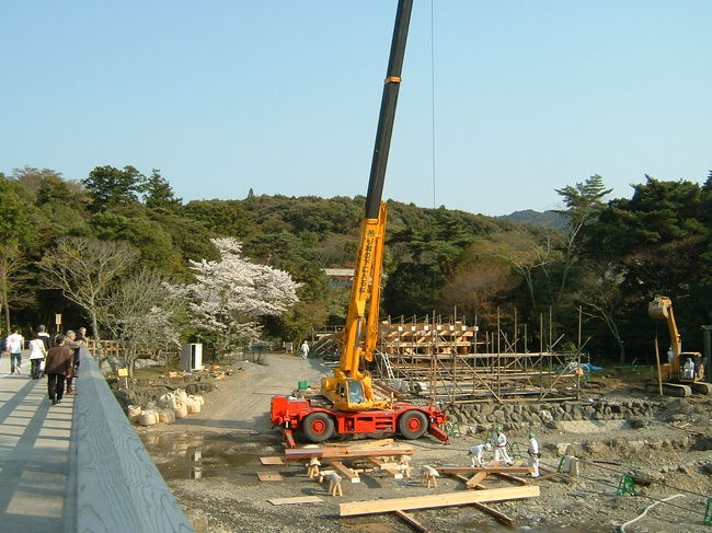 五十鈴川堤の桜、今が見ごろと聞きましたので、いってみることに‥‥<br />宇治橋も、式年遷宮に伴う架け替え工事が真っ最中でした。