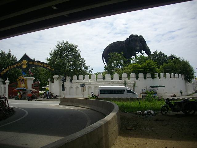 サムットプラカーン県3回目。<br />写真は090927.エラワン博物館周りの散策と休憩。広くてなにより暑いですから。昼食もここで出来ました。食べていたら聞き覚えのある曲が流れてくる。タイバージョンで演歌「夢追い酒」。見回しても日本人は私たち夫婦だけですが。たま~~に耳にする位ですが、タイでもヒットなんですね。曲調がいいのかな。私はタイで聞く「北国の春」も好きだけど。<br />帰りの路線バス25番の降り口に来てブザーを押したら…。日本の「おります」の文字がピンクの中に光りました。何とナント。緑のシールの下に日本のワンマンバスのブザー。