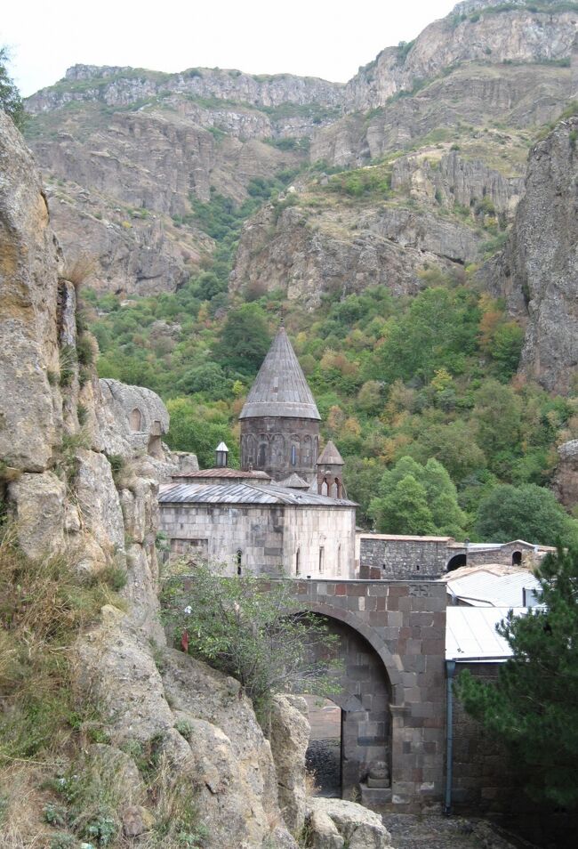 ゲガルド修道院は崖沿いに建つ。<br />アルメニアはよく石の国だといわれますが、ここにはたくさんのハチュカルがみられ、岩をくりぬいて造ったこの教会は見応えがありました。<br />洞窟は中央にある聖母教会を囲むようにいくつもあり、4世紀〜10世紀にかけて造られた洞穴修道院の跡。<br />ここは10世紀にアラブ軍に攻められ、12世紀にはセルジュ−ク朝に攻められて壊されてしまう。<br />中心にある聖母教会は1215年に岩をくり抜いて造られた。<br />洞窟修道院＝アイリヴァンク Ayrivank<br /><br />ガルニ神殿は、国内唯一のヘルニズム建築。<br />アルメニア王の夏の離宮として使われていた。<br />1679年も地震でほとんど倒壊してしまったが、1976年に太陽の神殿が再建された。
