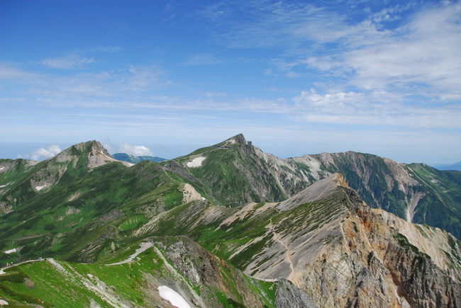真夏の北アルプス白馬三山へ行ってきました。<br />1日目は白馬村猿倉から、日本三大雪渓のひとつ、白馬大雪渓を登り白馬岳へ向かいました。<br />翌日は、白馬岳山頂からご来光を拝み、杓子岳・白馬鑓ガ岳山頂に登頂し、白馬鑓温泉を経由して猿倉に戻ってきました。<br />真夏の高山植物が咲き競う登山道は、十二分に私の眼を満たしてくれました。花咲く真夏の白馬三山縦走をして、心地よい疲れの中で癒された2日間でした。<br />
