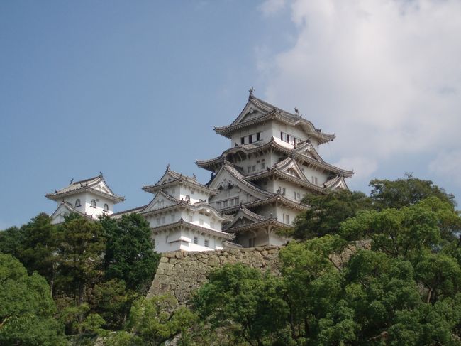 9月23日(水)<br />大型バスにガイド付で16名でゆったりのツアーでした。<br />シルバーウィーク最終日出発で伊丹空港から出発から最後まで渋滞に巻き込まれることなく、予定していた観光地をより長く見学できました。<br /><br />JAL2240便新潟発08:15伊丹空港09:20着<br />大型観光バスに乗り換えて明石海峡大橋をわたり淡路ハイウェイオアシスで休憩、伊丹空港から正味1時間。<br />大鳴門大橋通過。<br />鳴門公園90分休憩自由昼食。<br />金刀比羅宮120分カイド付で観光。<br />瀬戸大橋を渡り倉敷駅前のアパホテルにて宿泊。<br /><br />9月23日<br />08:00ホテル出発2,3分で倉敷美観地区に到着。<br />90分見学だがほとんどの店、大原美術館は09:00開店。<br />風景を写すには人通りがなく最適。<br />舟の案内は9時半からでした。<br />バスにて移動備前焼窯元見学30分。<br />姫路城120分見学自由昼食。<br />神戸異人館自由散策90分<br />伊丹空港19:00発新潟空港20:00着<br />